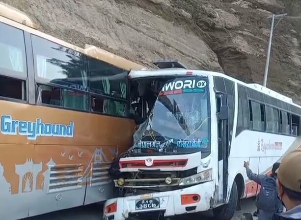 डुम्रे नजिकै दुईवटा बस ठाेक्कीँदा एकको मृत्यु २९ जना घाइते