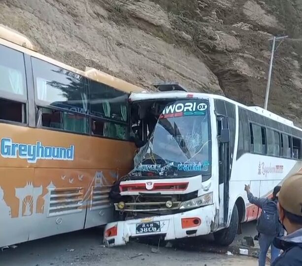 डुम्रे नजिकै दुईवटा बस ठाेक्कीँदा एकको मृत्यु २९ जना घाइते