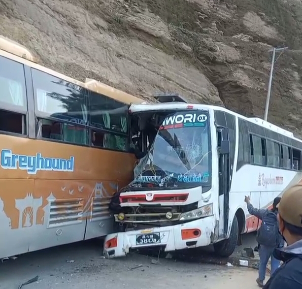 डुम्रे नजिकै दुईवटा बस ठाेक्कीँदा एकको मृत्यु २९ जना घाइते