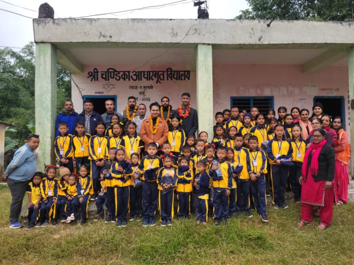 सुदिपले गरे विद्यार्थीहरूलाई स्विटर र माेजा वितरण