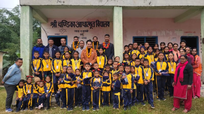 सुदिपले गरे विद्यार्थीहरूलाई स्विटर र माेजा वितरण