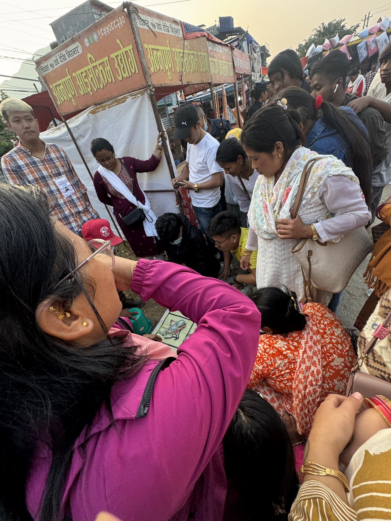 भाेटिबजार महाेत्सवमा खुल्लमखुल्ला लङ्गुरबुर्जा – रमिते बन्दै तनहुँ प्रहरी !