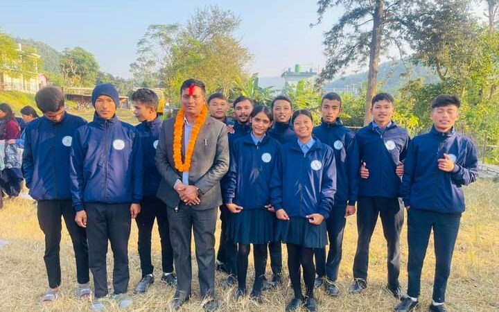 शिक्षक संघका अध्यक्ष रमेशबाबु द्वारा बिद्यार्थीहरूलाइ पाैने तीन लाख बराबरको न्यानो कपडा वितरण
