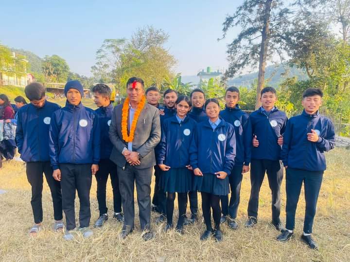 शिक्षक संघका अध्यक्ष रमेशबाबु द्वारा बिद्यार्थीहरूलाइ पाैने तीन लाख बराबरको न्यानो कपडा वितरण