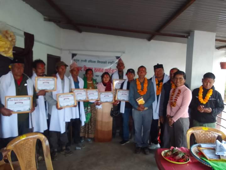 बुवा स्वर्गीय रफिककाे स्मृतिमा छाेरी सकिनाले गरिन् उत्कृष्ट कृषकलाई सम्मान