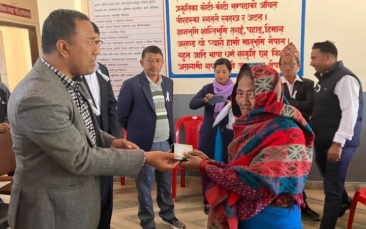 ऋषिङ्ग गाउँपालिकाले गर्याे जेष्ठ नागरिक तथा अपाङ्ग व्यक्तिलाई न्यानो लुगा सहयोग