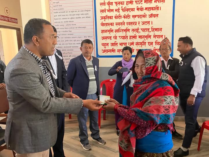 ऋषिङ्ग गाउँपालिकाले गर्याे जेष्ठ नागरिक तथा अपाङ्ग व्यक्तिलाई न्यानो लुगा सहयोग