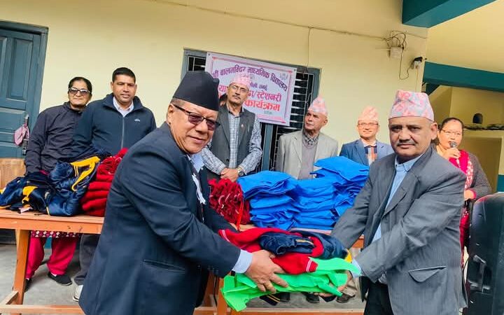 बालमन्दिरका बिद्यार्थीहरू लाई व्यास २ द्वारा न्यानो कपडा तथा शैक्षिक सामाग्री प्रदान