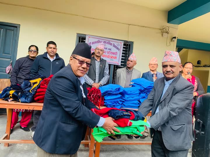 बालमन्दिरका बिद्यार्थीहरू लाई व्यास २ द्वारा न्यानो कपडा तथा शैक्षिक सामाग्री प्रदान