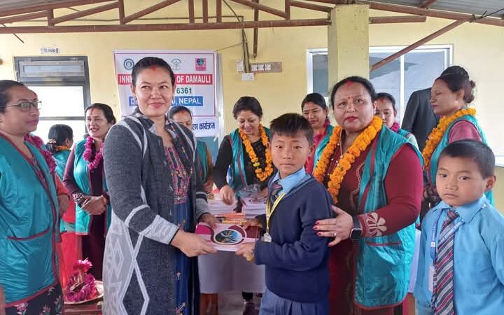 इनरह्विल क्लव द्वारा विद्यार्थीहरूलाई न्यानो कपडा र स्टेशनरी वितरण