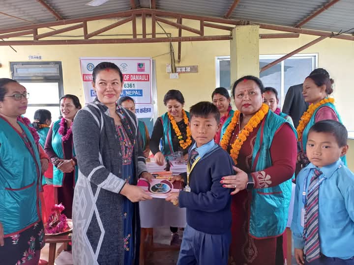 इनरह्विल क्लव द्वारा विद्यार्थीहरूलाई न्यानो कपडा र स्टेशनरी वितरण