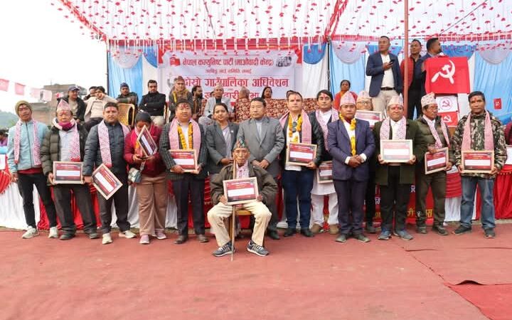 तनहुँमा ४ दर्जन काङ्ग्रेस कार्यकर्ता माओवादीमा प्रवेश