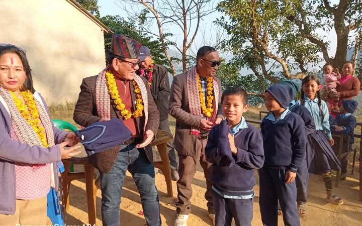 समाजसेवी मल्ल द्वारा ऋषिङ्गमा शैक्षिक सामाग्री तथा न्यानो कपडा वितरण