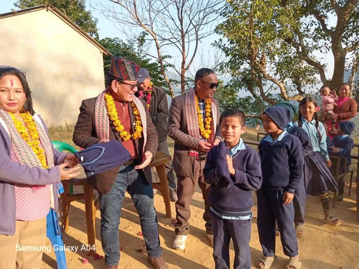 समाजसेवी मल्ल द्वारा ऋषिङ्गमा शैक्षिक सामाग्री तथा न्यानो कपडा वितरण