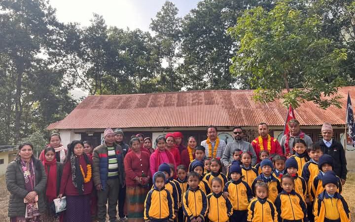 जन्मदिनको अवसरमा समाजसेवी कल्पना द्वारा बिद्यार्थीलाई न्यानो कपडा वितरण