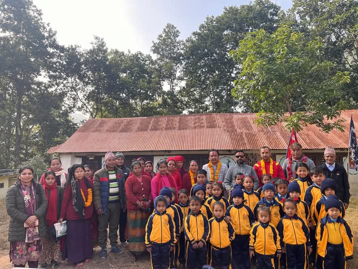 जन्मदिनको अवसरमा समाजसेवी कल्पना द्वारा बिद्यार्थीलाई न्यानो कपडा वितरण
