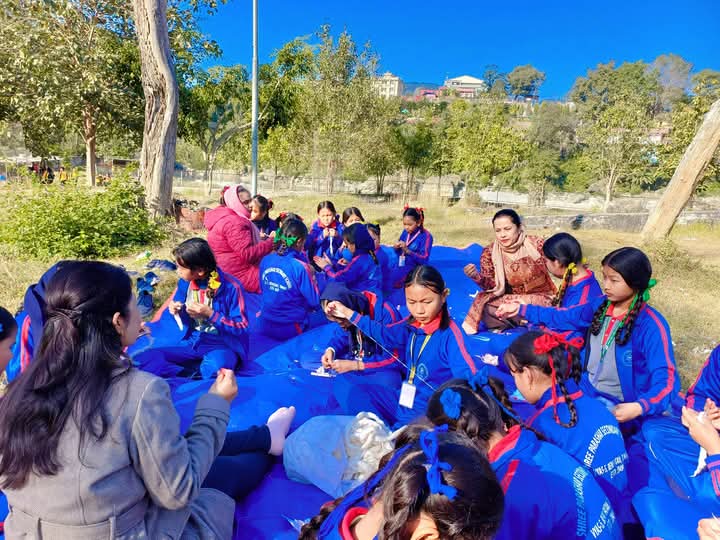 बिद्यार्थीलाई बत्ती कात्ने सीप सिकाउँदै परासर मावि