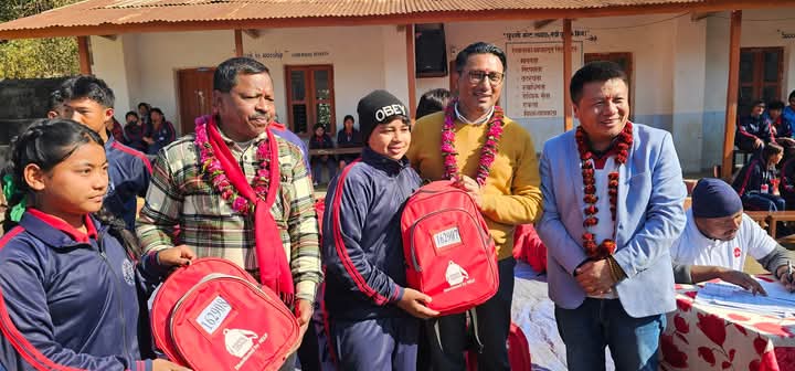 सांसद वाग्लेकाे पहलमा केशवटारका २ सय ३२ जना बिद्यार्थीलाइ शैक्षिक सामाग्री वितरण