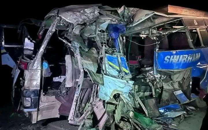 अलकत्रे डाँडामा ट्रक र माइक्रोबस ठाेक्किंदा २२ यात्रु घाइते