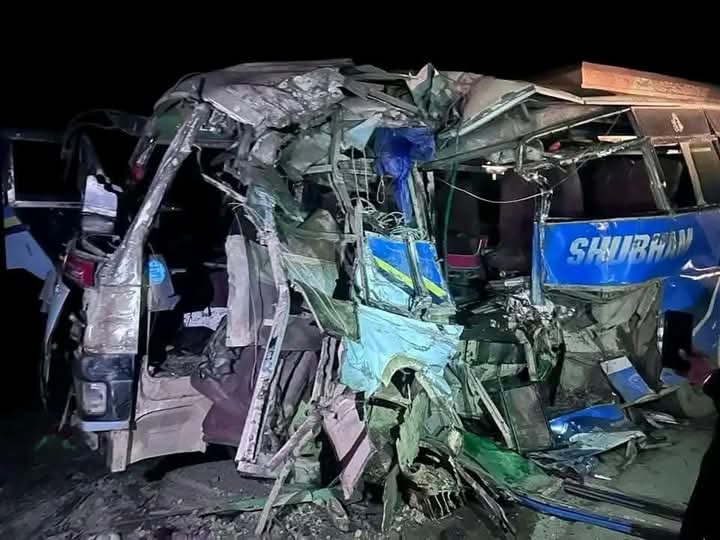 अलकत्रे डाँडामा ट्रक र माइक्रोबस ठाेक्किंदा २२ यात्रु घाइते