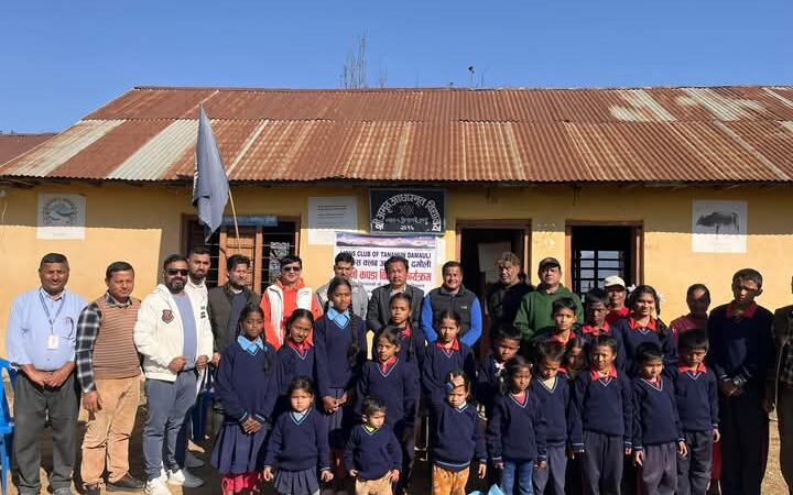 लायन्स क्लव तनहुँ दमाैली द्वारा बिद्यार्थीलाई स्विटर वितरण
