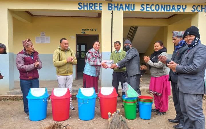 आनन्द एजी चर्च मण्डली द्वारा बिद्यालयलाइ सरसफाइ तथा स्टेसनरी सामाग्री सहयोग
