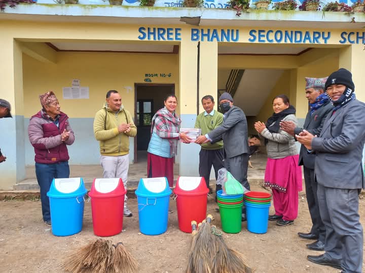 आनन्द एजी चर्च मण्डली द्वारा बिद्यालयलाइ सरसफाइ तथा स्टेसनरी सामाग्री सहयोग