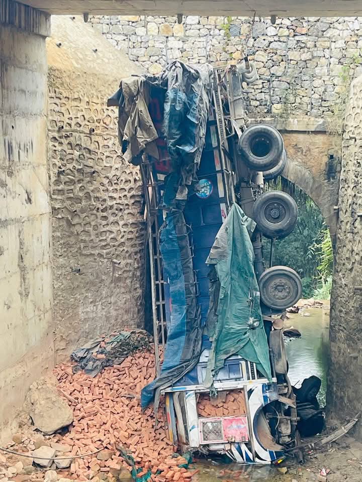 तनहुँमा भएकाे ट्रक दुर्घटनामा चालक र सहचालक च्यापिए !