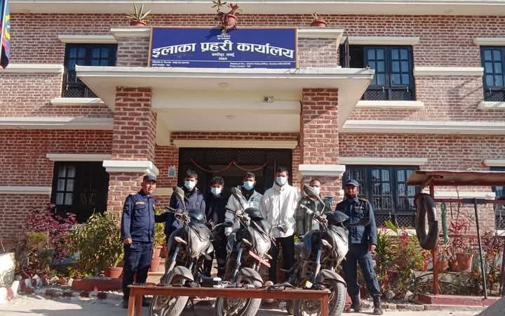 चोरीका तीन मोटरसाईकल सहित चितवनका ५ जना बन्दीपुरबाट पक्राउ