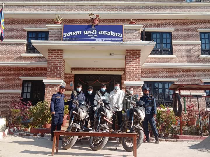 चोरीका तीन मोटरसाईकल सहित चितवनका ५ जना बन्दीपुरबाट पक्राउ