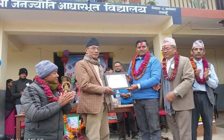 शिक्षक संघ तनहुँका अध्यक्ष भट्टराईले बाँडे भिमादका १ सय ७५ जना बिद्यार्थीलाई न्यानो कपडा !