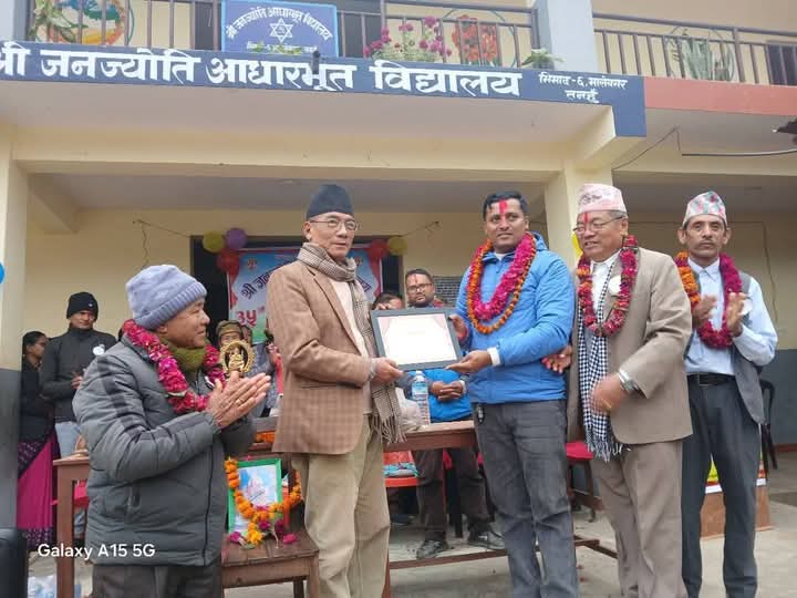 शिक्षक संघ तनहुँका अध्यक्ष भट्टराईले बाँडे भिमादका १ सय ७५ जना बिद्यार्थीलाई न्यानो कपडा !