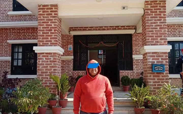 बन्दीपुर प्रहरीकाे अर्को सफलता , चाेरीका माेटरसाइकल समातेको भाेलिपल्ट फरार प्रतिवादी पक्राउ :