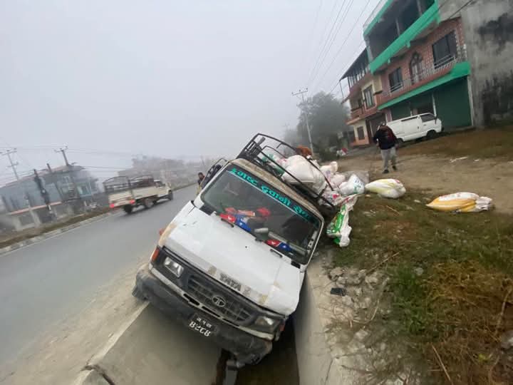 बेलचाैतरामा काेदाे बाेकेकाे ट्रक दुर्घटना