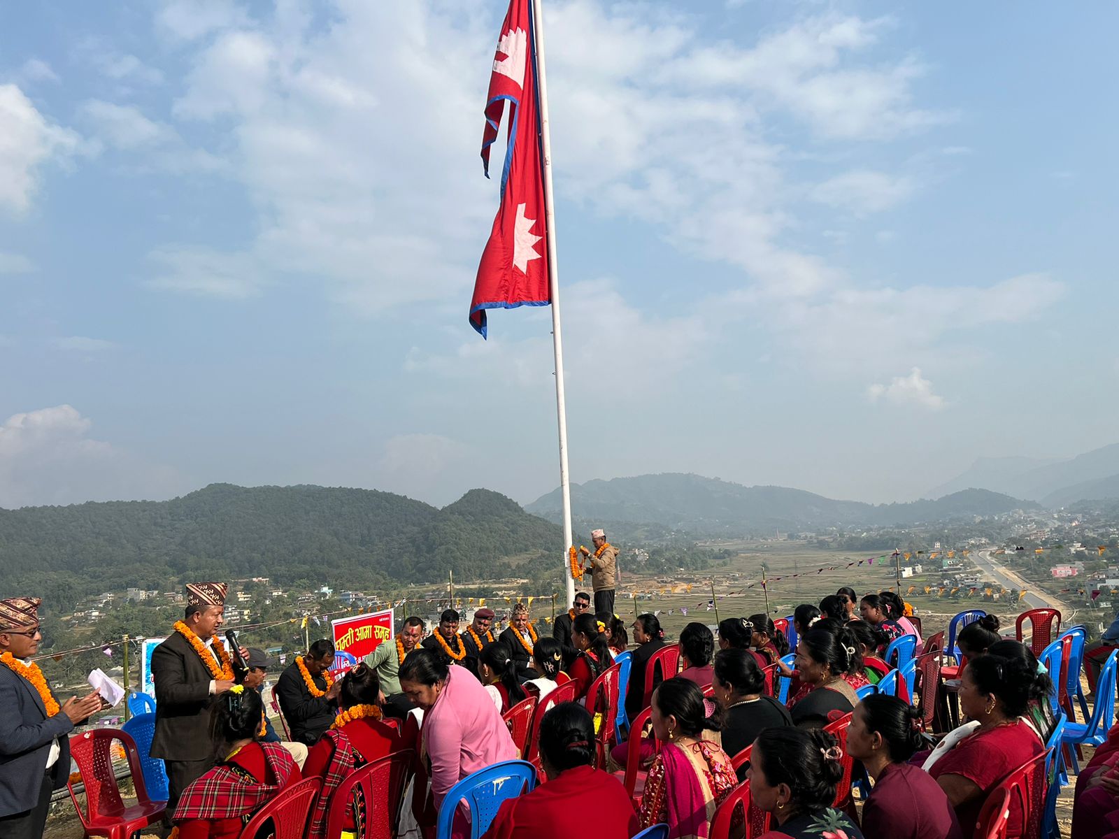 म्याग्दे ४ घुम्तीमा रहेको बाल उद्यान पार्कमा झण्डाेत्ताेलन !