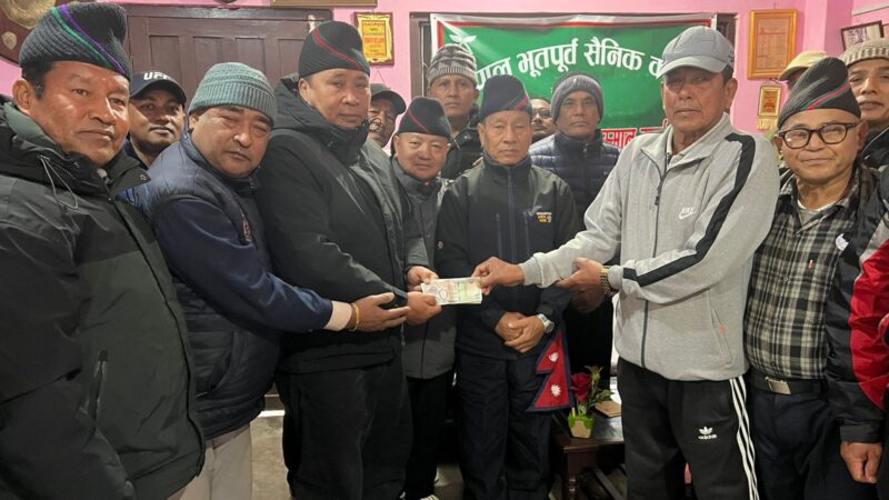 भूपू सैनिक क्लव द्वारा किड्नीका बिरामी बबितालाई २६ हजार सहयोग
