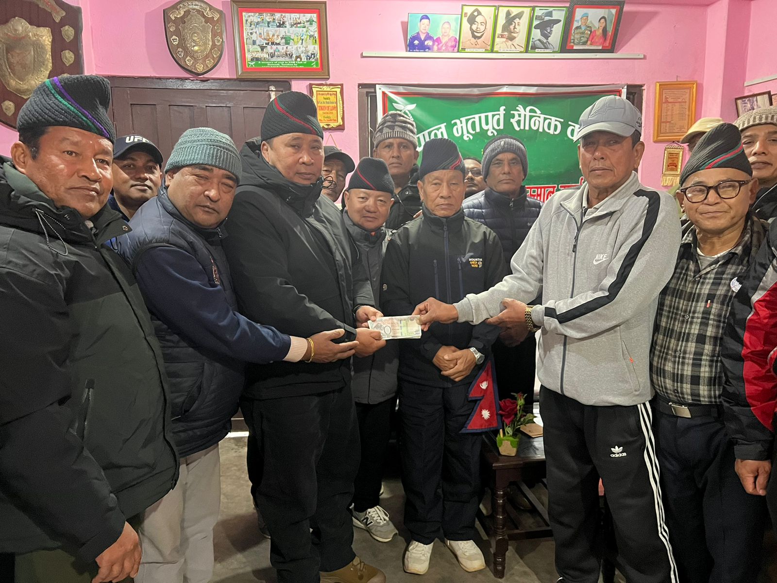 भूपू सैनिक क्लव द्वारा किड्नीका बिरामी बबितालाई २६ हजार सहयोग