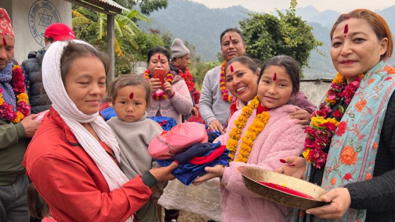 गाैली र श्रेष्ठ द्वारा ऋषिङ्गका सयौं बिद्यार्थी तथा आमाहरूलाई न्यानो कपडा वितरण