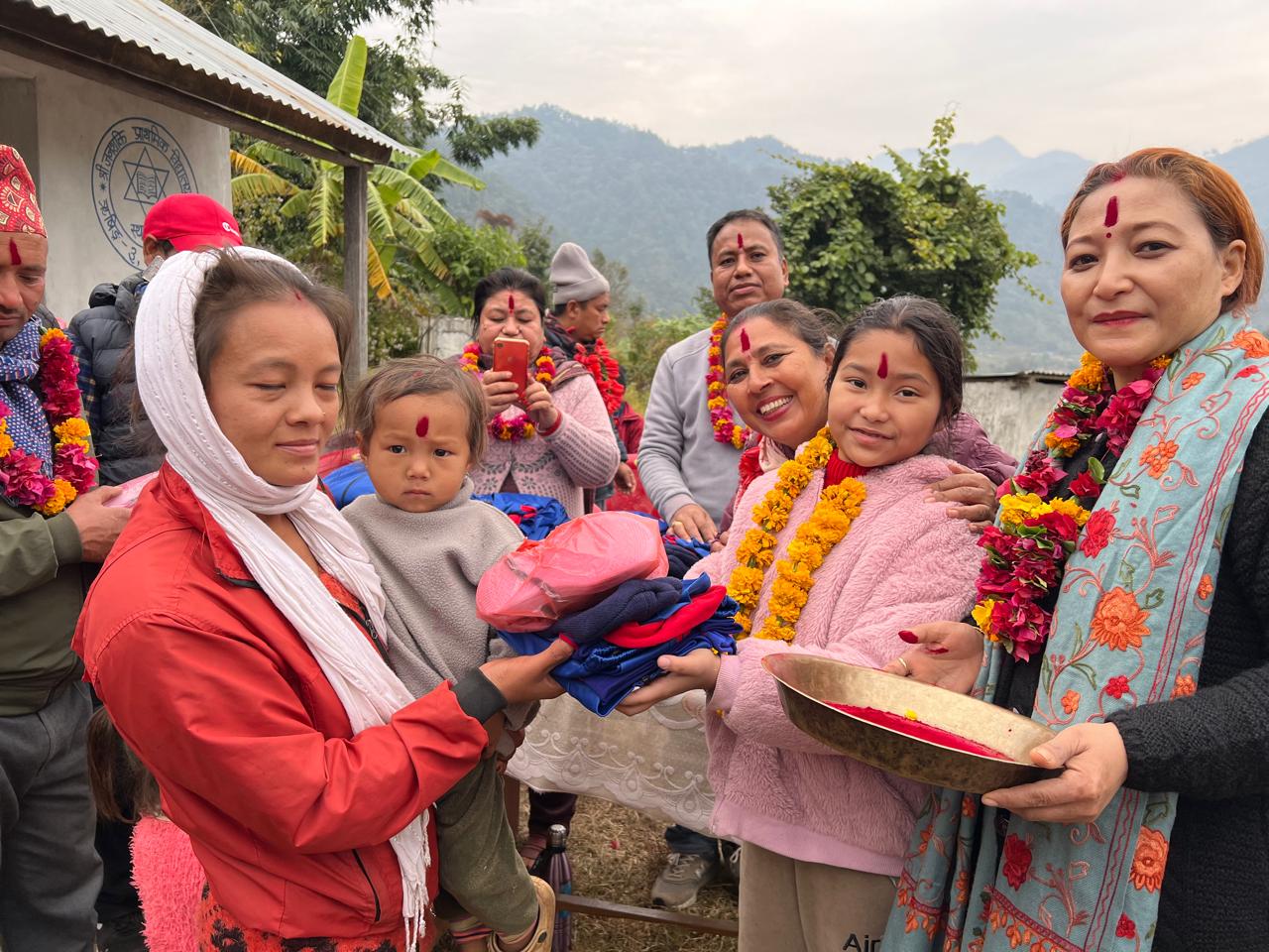 गाैली र श्रेष्ठ द्वारा ऋषिङ्गका सयौं बिद्यार्थी तथा आमाहरूलाई न्यानो कपडा वितरण