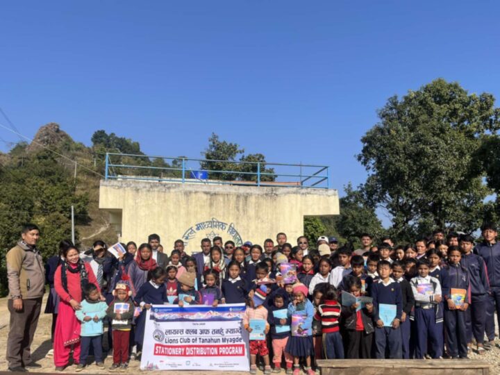 लायन्स क्लव म्याग्देले गर्याे रत्न माविका बिद्यार्थीलाई स्टेसनरी सामाग्री सहयोग