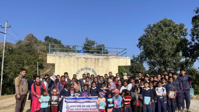 लायन्स क्लव म्याग्देले गर्याे रत्न माविका बिद्यार्थीलाई स्टेसनरी सामाग्री सहयोग