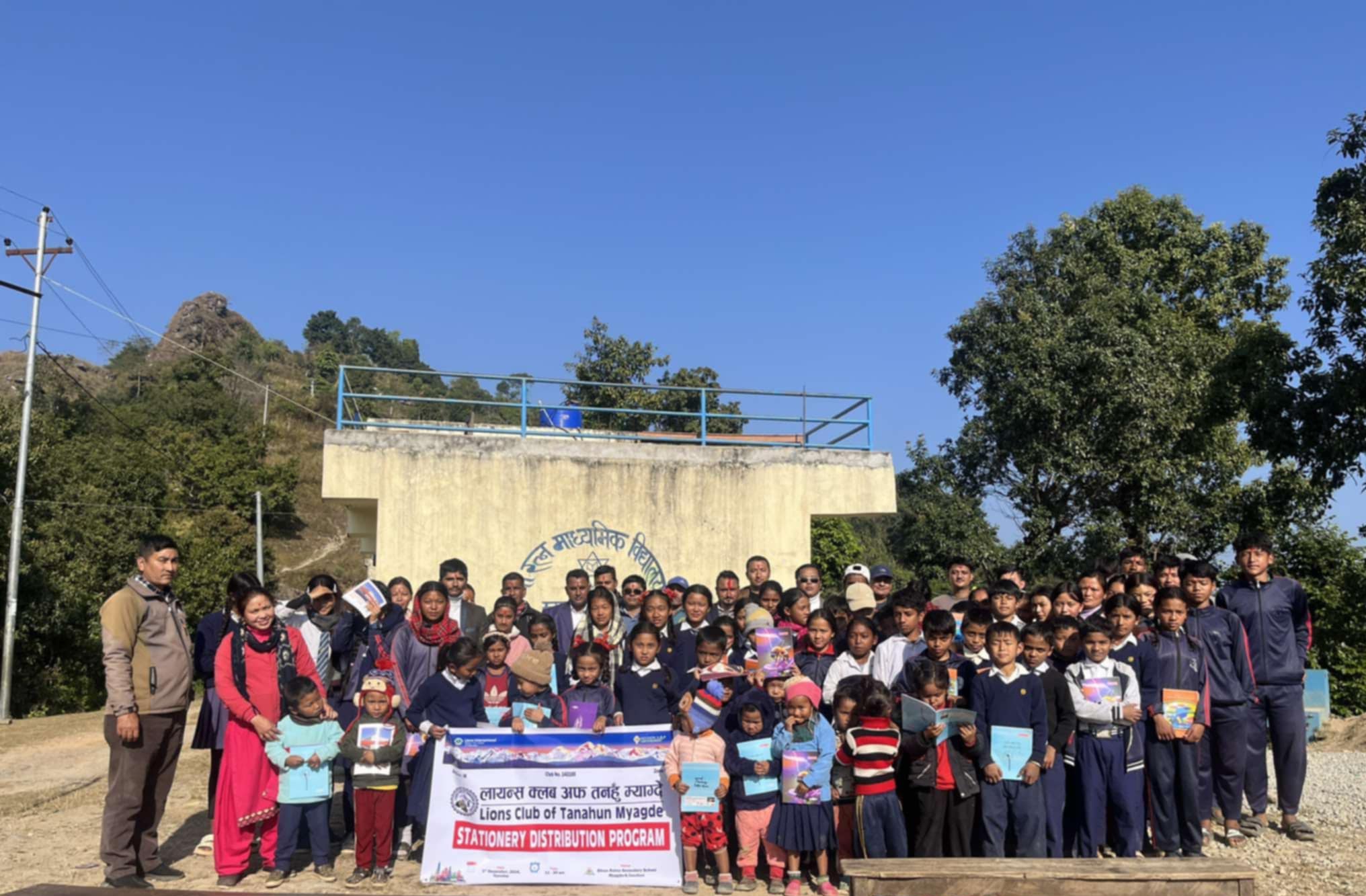 लायन्स क्लव म्याग्देले गर्याे रत्न माविका बिद्यार्थीलाई स्टेसनरी सामाग्री सहयोग
