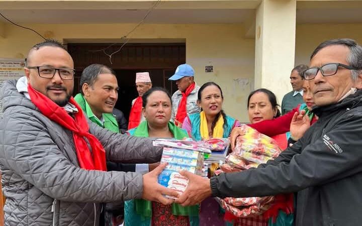 ईनर ह्रविल क्लब अफ दमाैली र लायन्स क्लब अफ ब्यास सिटी द्वारा बिद्यार्थीहरूलाई न्यानो कपडा वितरण