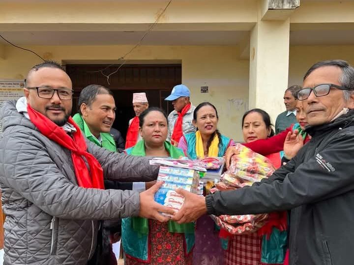 ईनर ह्रविल क्लब अफ दमाैली र लायन्स क्लब अफ ब्यास सिटी द्वारा बिद्यार्थीहरूलाई न्यानो कपडा वितरण