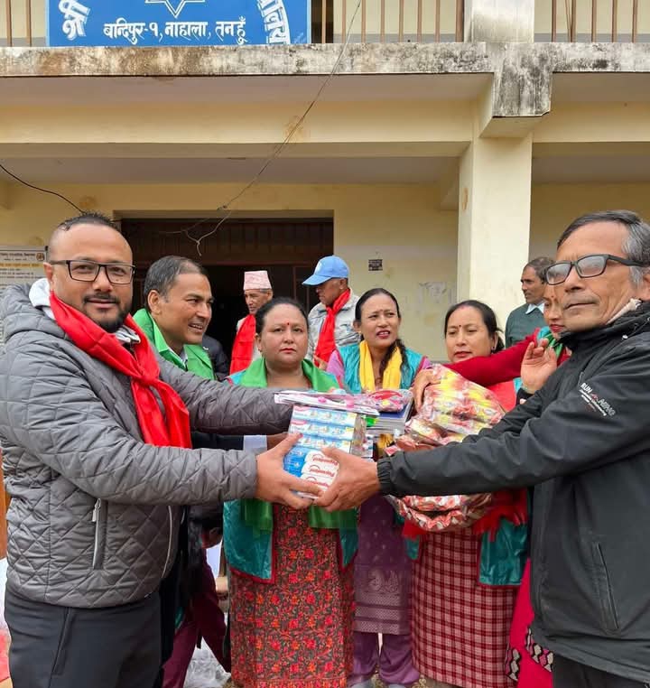 ईनर ह्रविल क्लब अफ दमाैली र लायन्स क्लब अफ ब्यास सिटी द्वारा बिद्यार्थीहरूलाई न्यानो कपडा वितरण