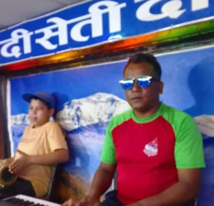 १० कक्षा पढेर छाेडेका विश्व २२ वर्षपछि पुन पढाइमा फर्केर स्नातक गर्दै
