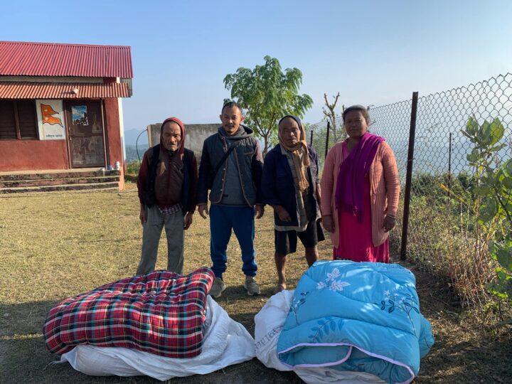 झुलबहादुर आले स्मृति प्रतिष्ठान द्वारा विपन्न परिवारलाई कम्बल वितरण