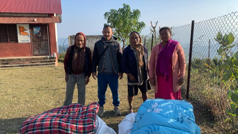 झुलबहादुर आले स्मृति प्रतिष्ठान द्वारा विपन्न परिवारलाई कम्बल वितरण