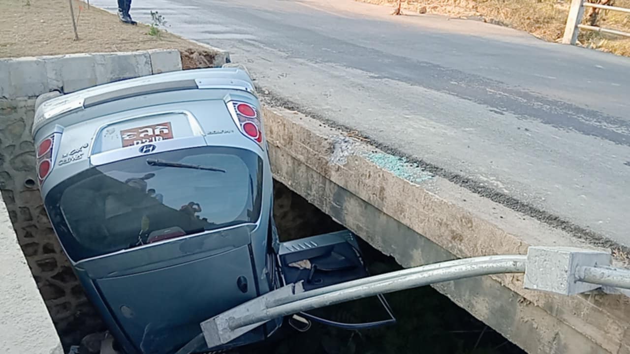 गुणादीमा भएको कार दुर्घटनामा ढाेरफिर्दीका महत घाइते