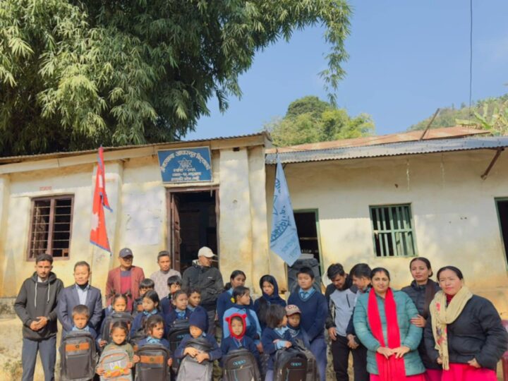 पन्थको पहलमा २० थान विद्यालय झोला वितरण